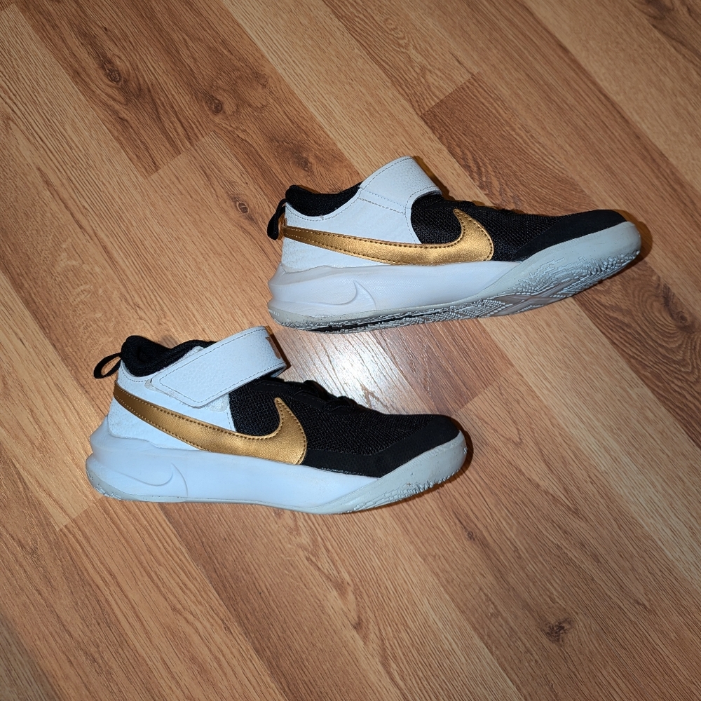 Nike Team Hustle Basketball Shoes- Youth